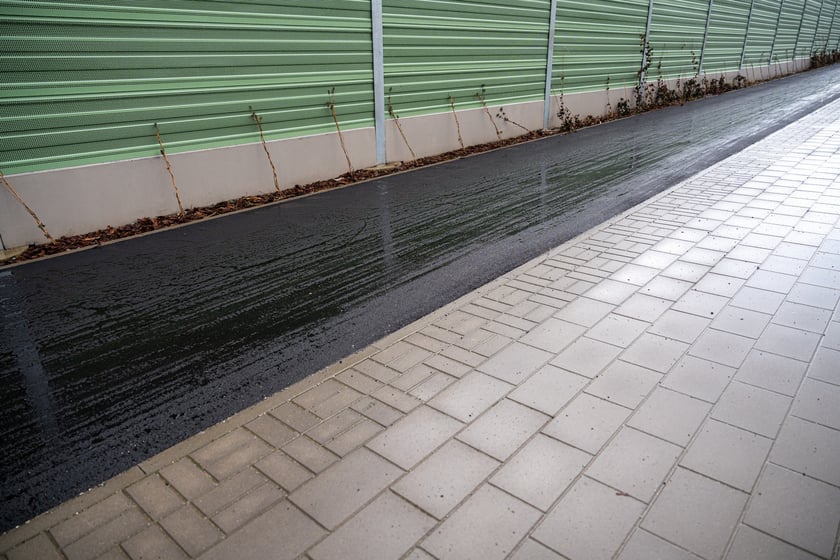 Przybywa asfaltu na kolejnych odcinkach drogi rowerowej na alei Wielkiej Wyspy.